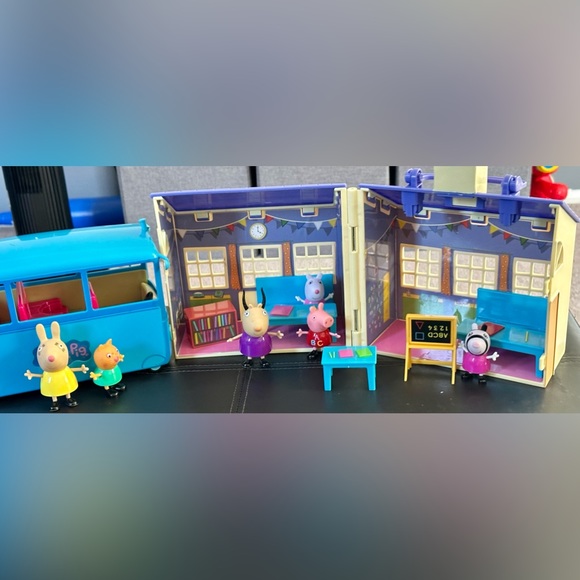 Peppa Pig Toys Peppa Pigs School Play Set With Talking Schoolbus